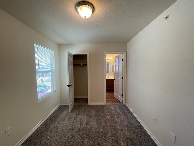 Building Photo - Town home for rent