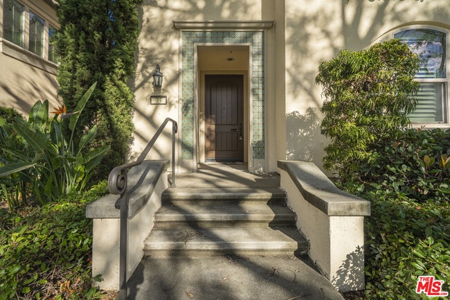 Building Photo - 73 City Stroll