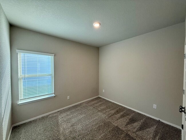 Building Photo - Lovely 1-story 4 bedroom/2 bath home is an...