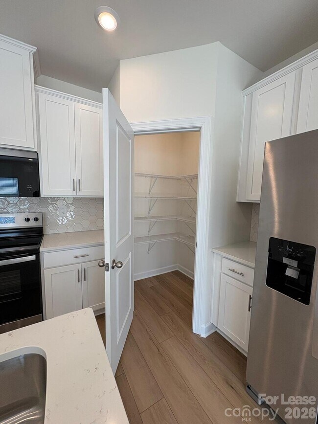 Building Photo - 9025 Foggy Brk Lp