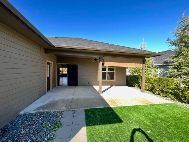 Building Photo - 449 Eagle Rock Dr