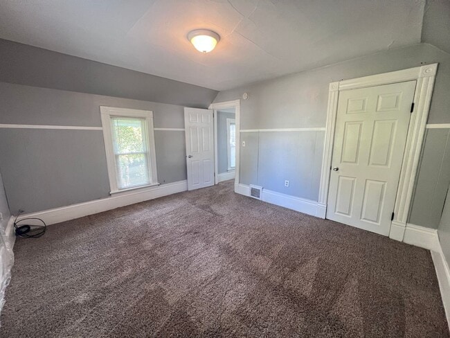 Building Photo - Cute 3 Bedroom home close to medical mile