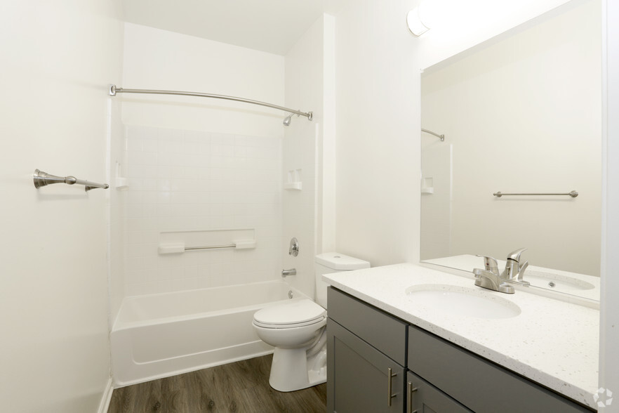 2 Bedroom - Pinnacle - Master Bath - Skyridge Club Apartments