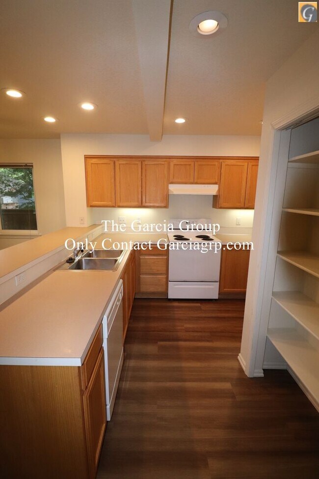 Building Photo - Great 4 bedroom 2.5 bathroom Single Family...