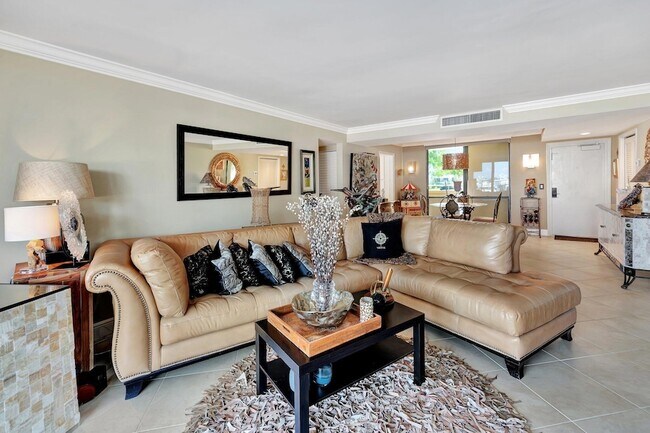 Building Photo - 134 Lakeshore Dr