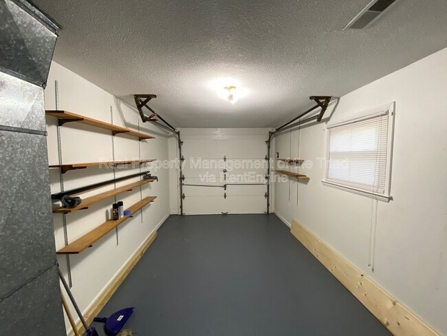 Building Photo - 926 Hilltop Blvd