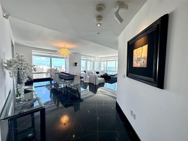 Building Photo - 1425 Brickell Ave