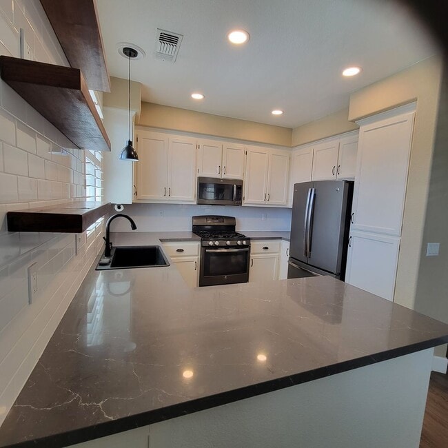 Building Photo - Big Beautifully updated 4-bedroom 2.5 bath...