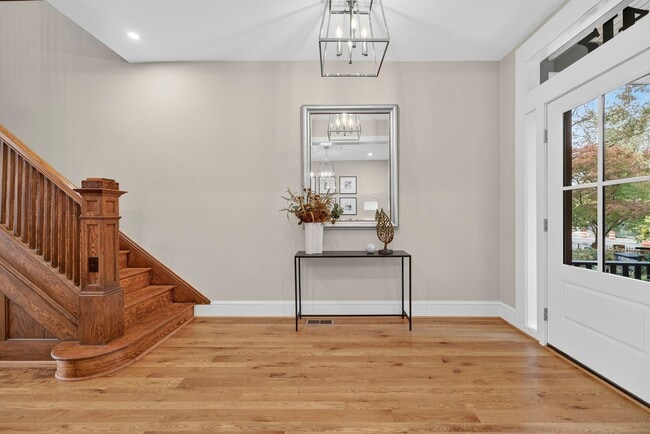 Building Photo - Renovated Hill East 3BR Near Metro + Parking