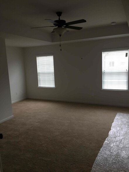 Building Photo - 3085 Clear View Dr