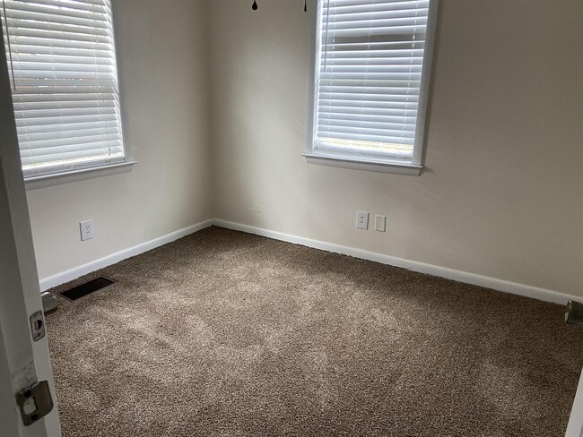 Building Photo - 2738 Dogwood Cir