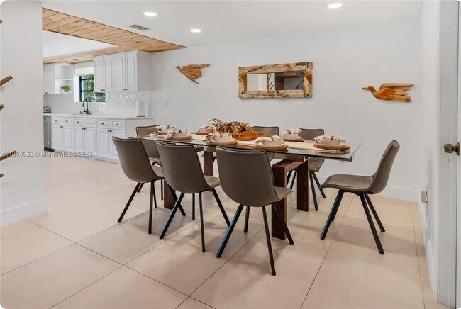 Building Photo - 7536 W Treasure Dr