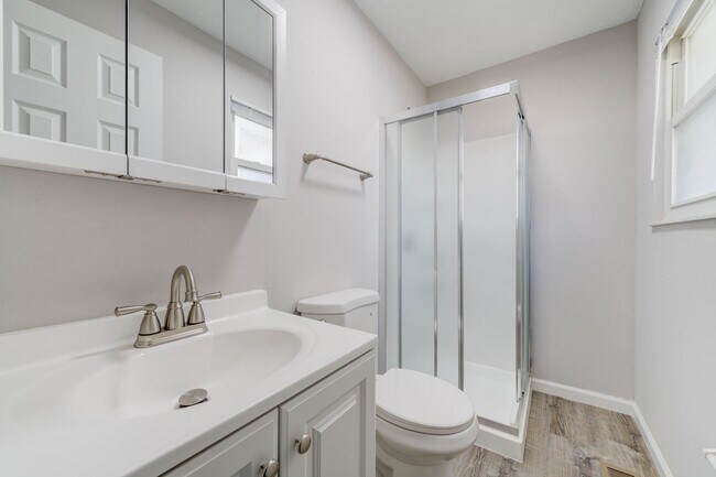 Building Photo - 3 bedroom 2 bath house with attached garage.