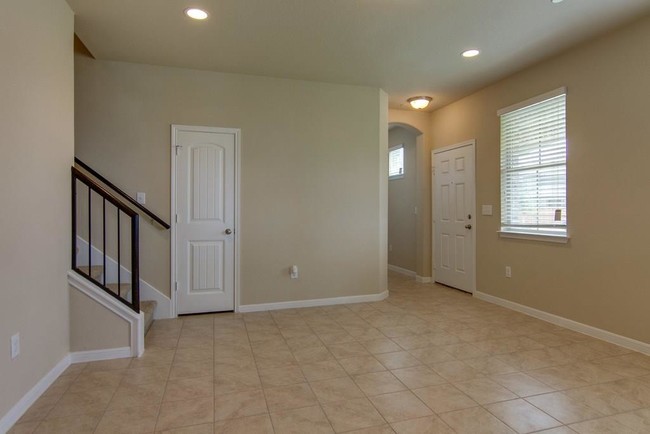 Building Photo - 2880 Donnell Dr
