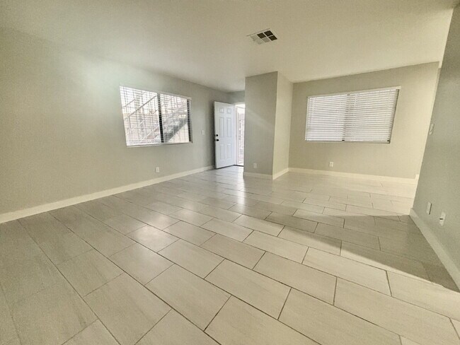 Building Photo - Updated Unit with Vinyl Floors & Stainless...