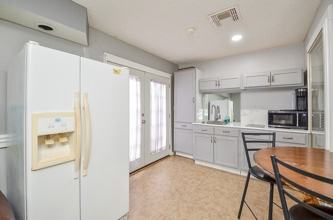 Building Photo - 13102 Richmond Ave.