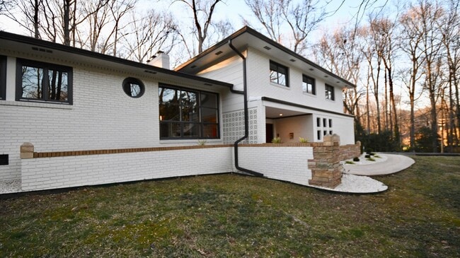 Building Photo - 5755 Doncaster Dr