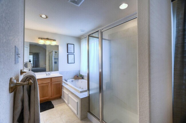 Building Photo - 108 Cove Cir