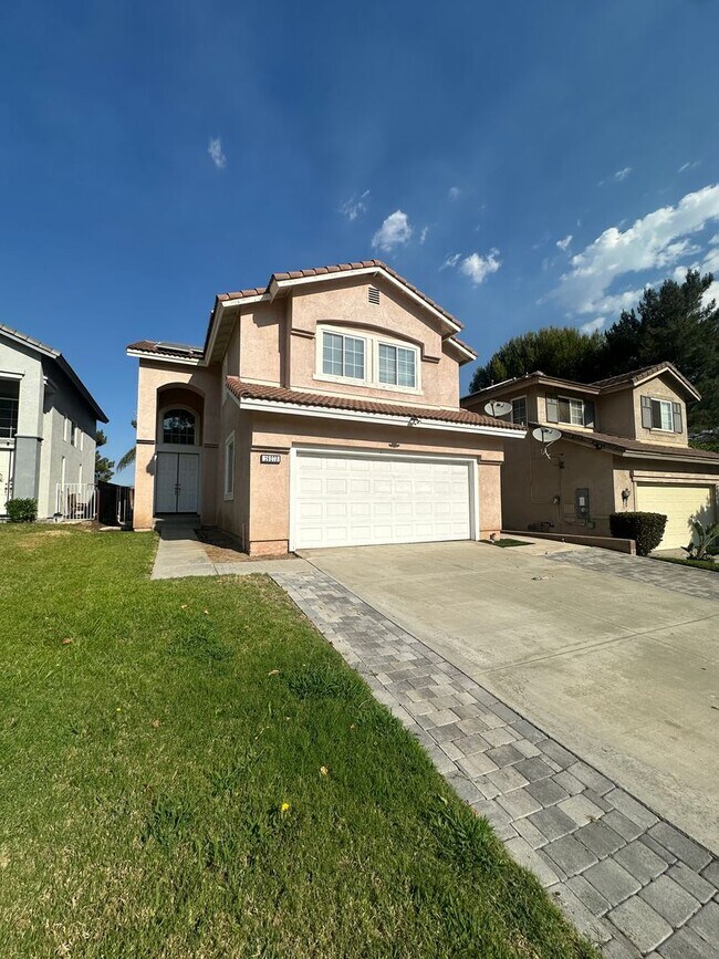 Building Photo - Beautiful Lake Hills Home with Sparkling Pool – A Must See!