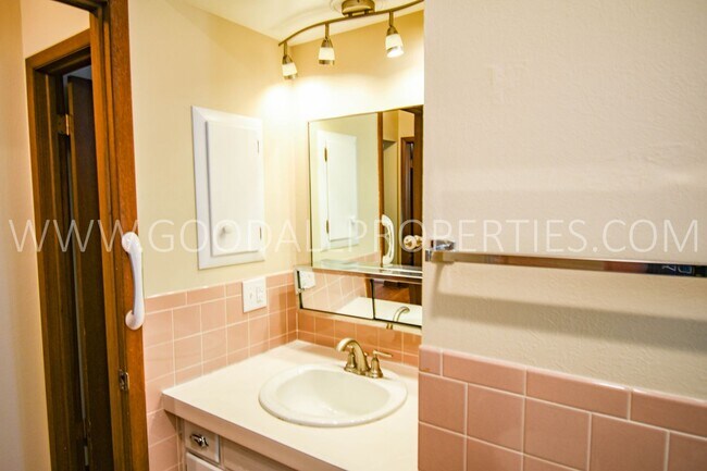 Building Photo - 2 Bedroom 1 Bath duplex home in Windsor He...