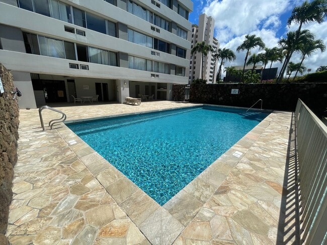 Building Photo - Fantastic Studio Unit w/ parking available...