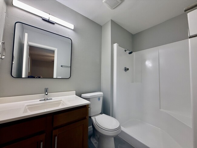 Building Photo - 204 W Wesley Dr