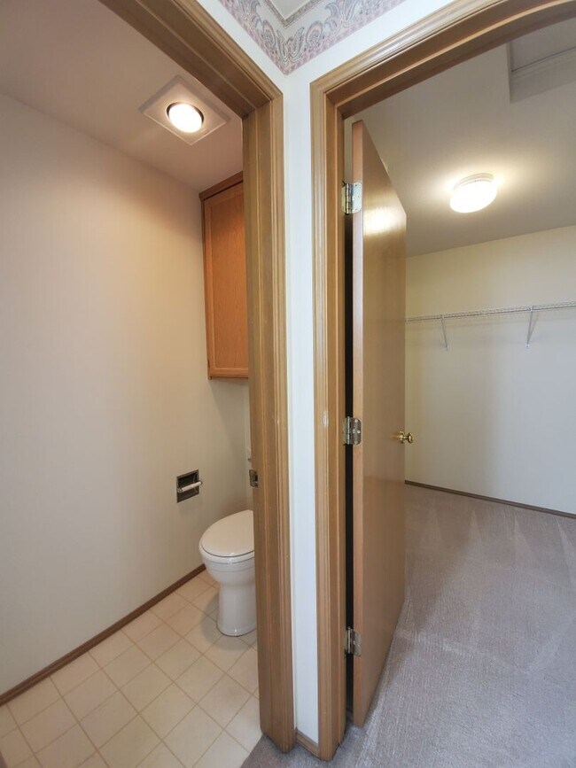 Building Photo - 4-Bedroom, 2.5-Bath located in Horn Rapids...