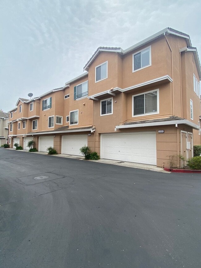 Building Photo - Danville, Shadowhawk 3 Bed, 2.5 Ba., Corner Townhouse, Close to great schools, 2 year lease