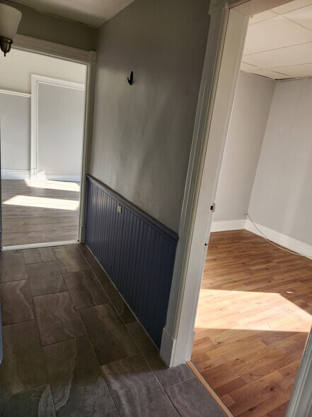 Hallway/1st bedroom - 2201 15th St