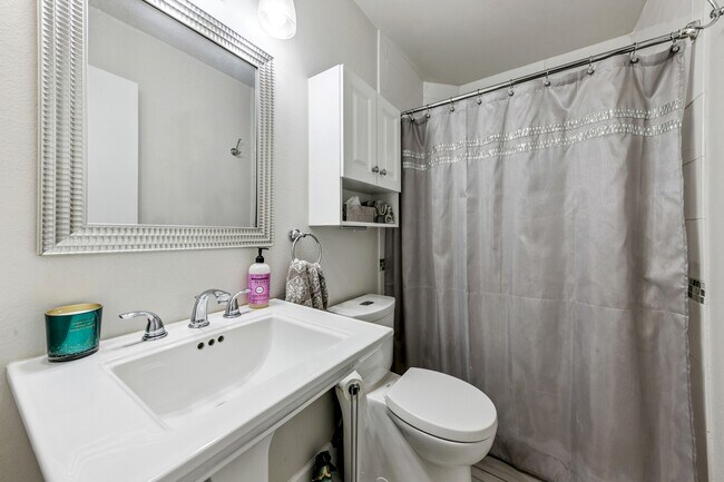 Building Photo - 464 Christie Dr
