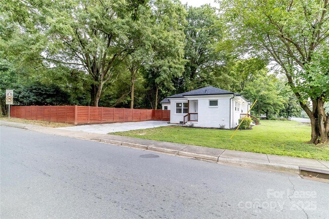 Building Photo - 3501 Eastway Dr