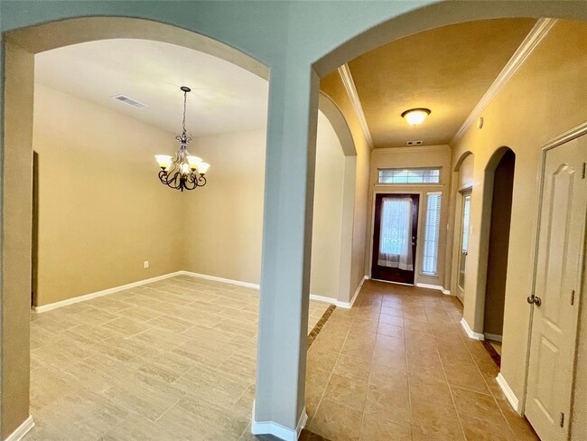 Building Photo - 2115 Mooncrest Dr