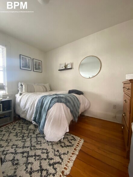 Building Photo - 28 Pond St