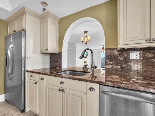 Building Photo - 2501 Brickell Ave