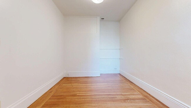 Building Photo - Bright Top-Floor 2BR / 1.5BA Apartment North of Panhandle & Next to Golden Gate Park