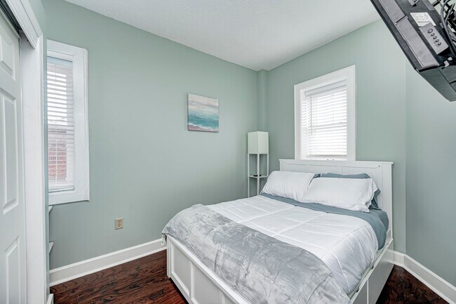 Building Photo - FULLY FURNISHED - Move in ready 1 bed & 1 ...