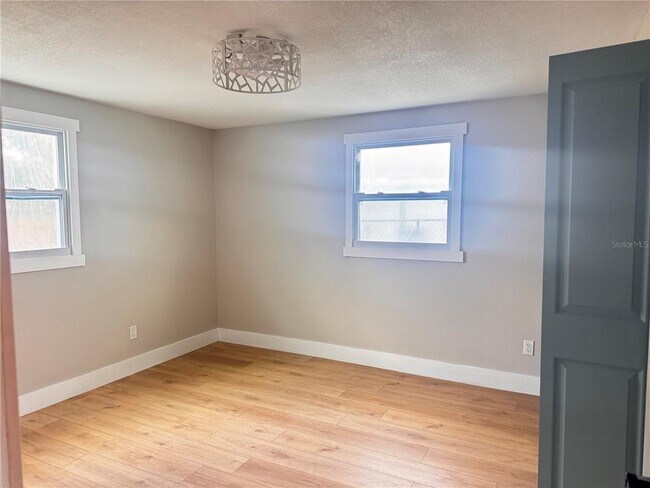 Building Photo - 3205 E Shadowlawn Ave