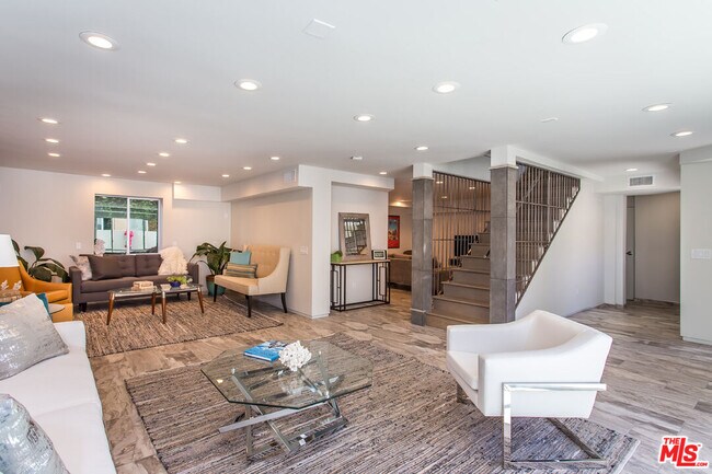 Building Photo - 615 6th Ave