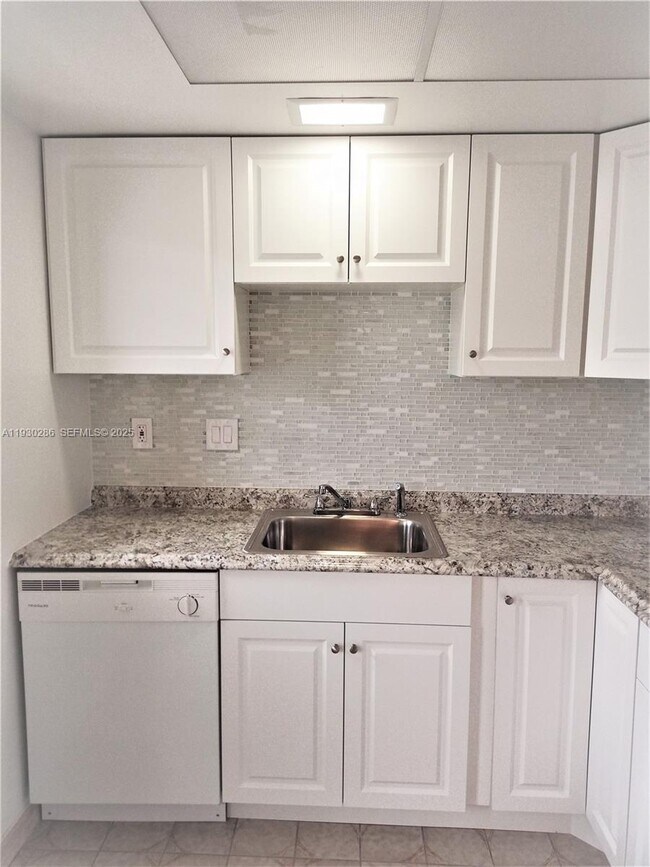 Building Photo - 450 Golden Isles Dr