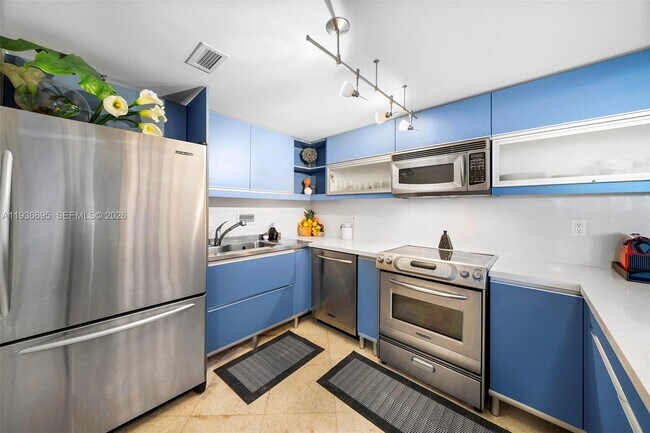 Building Photo - 2301 Collins Ave