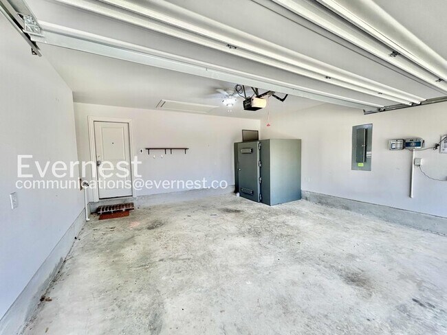 Building Photo - 4 Bed/2 Bath Home with Garage & Fenced Yard / Pet-Friendly / Available Now!