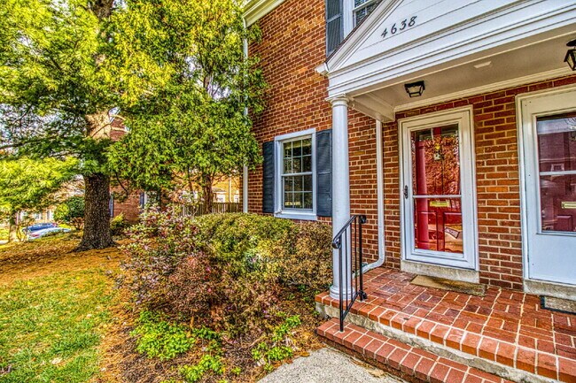 Building Photo - Discover Exceptional Townhouse Living!