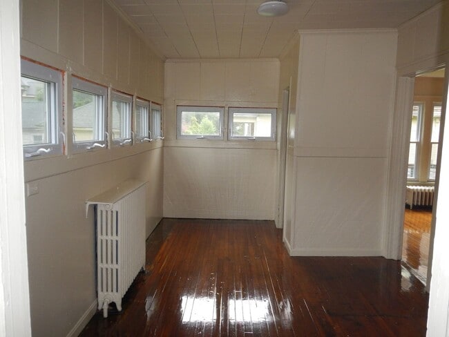 Building Photo - AVAILABLE 6/1/26 - Large House Available O...