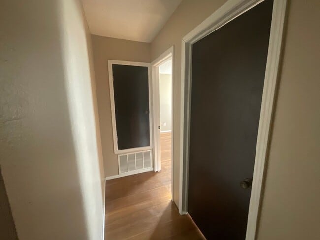 Building Photo - 3 Bed, 2 Bath, 1 Car Garage