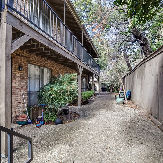 Building Photo - 3903 Hawthorne Ave