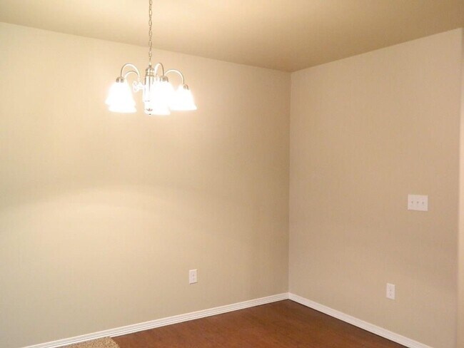Building Photo - 4 Bedroom, 2 Bathroom Home In Mid West City/ Del City School District.