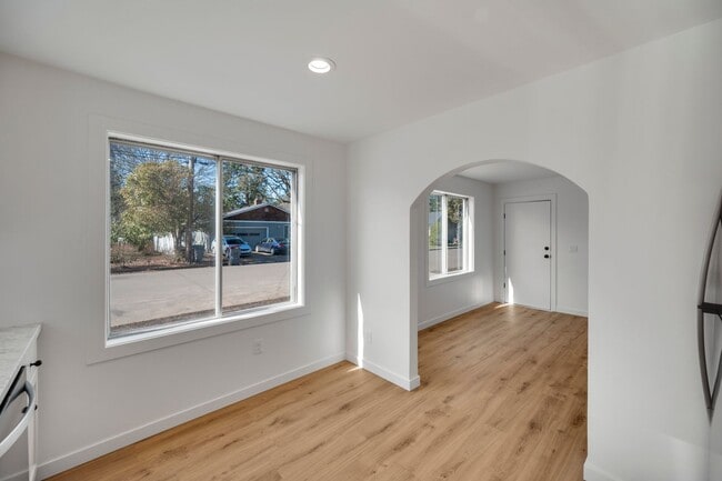 Building Photo - 404-406 SW Elmwood Ave