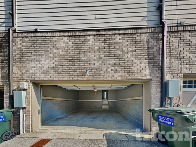 Building Photo - 1216 Hillwood Private Cove