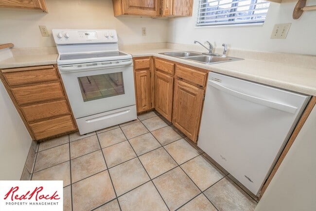 Building Photo - Charming 2 Bedroom Townhome