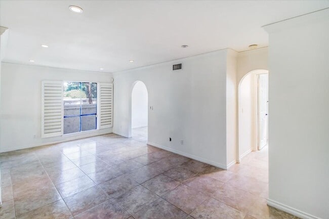 Building Photo - Modern Elegance Meets Calabasas Comfort